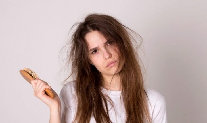 8 costumes que podem causar frizz nos cabelos