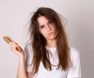 8 costumes que podem causar frizz nos cabelos