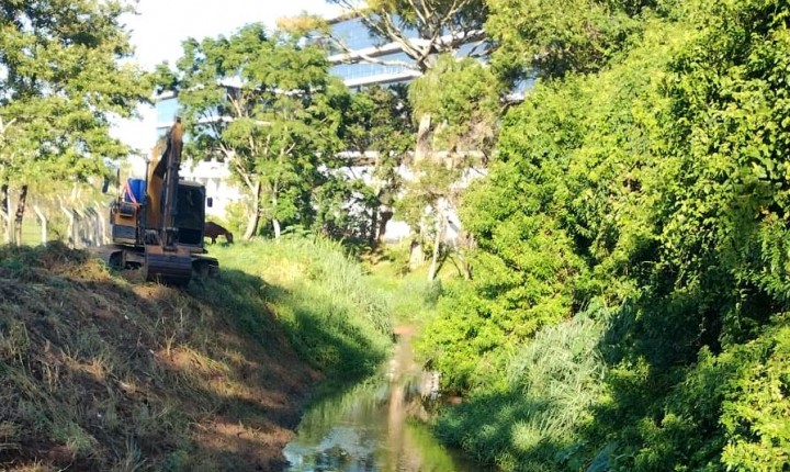 Desobstrução de canais de drenagem é realizada em três bairros da Capital