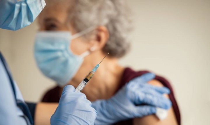 Vacina bivalente começa a ser aplicada a partir de segunda-feira
