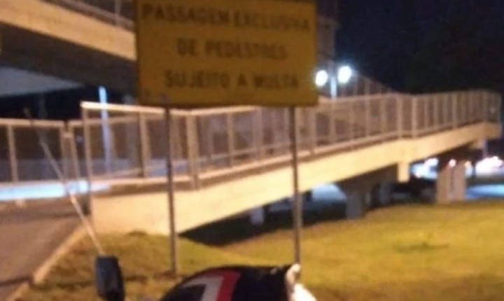 Motoqueiros flagrados utilizando passarelas