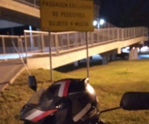 Motoqueiros flagrados utilizando passarelas