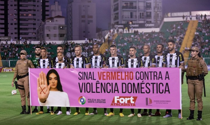 Futebol traz a campo apoio às mulheres