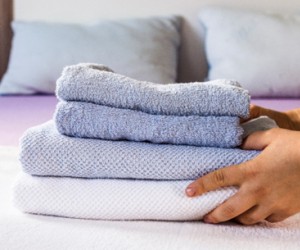 Com que frequência lavar roupas de cama, banho e travesseiros? Descubra!