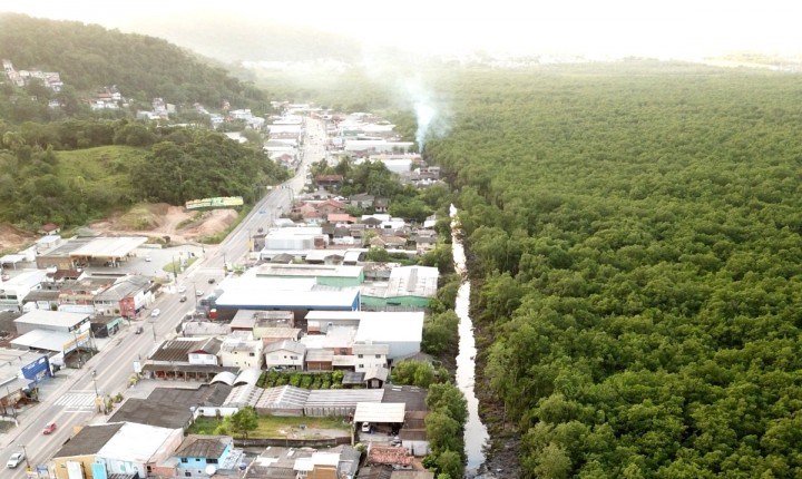 Rio Tavares: sedimentos retirados de canal de drenagem superam carga de 2 mil caminhões