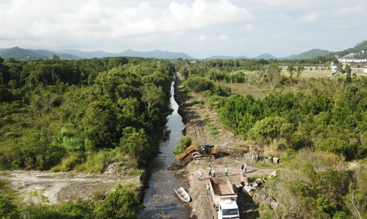 Limpeza de canais artificiais no Norte da Ilha passa da metade