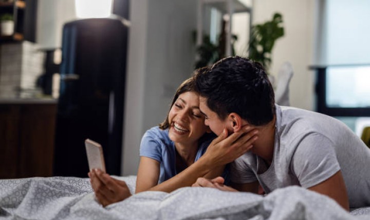 Casais mais felizes não expõem a vida na internet, diz estudo