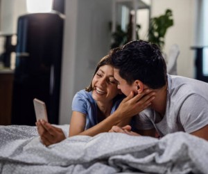 Casais mais felizes não expõem a vida na internet, diz estudo