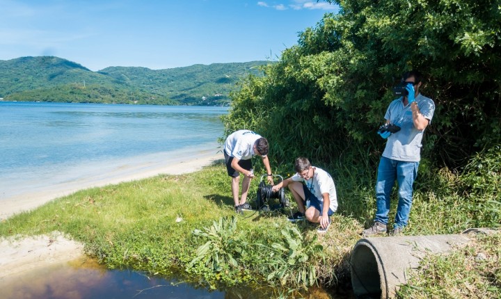 Despejo de esgoto em APP é flagrado após denúncia