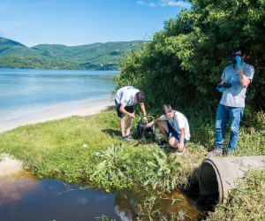 Despejo de esgoto em APP é flagrado após denúncia