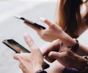 5 passos para evitar a síndrome do pescoço tecnológico