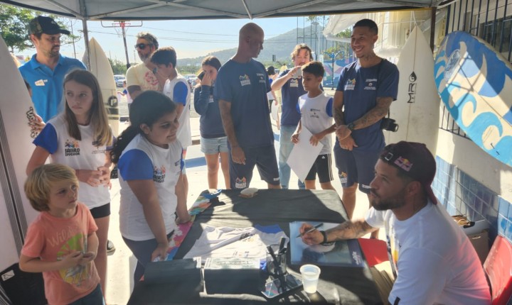 Campeão mundial de surf “Mineirinho” visitou Programa Bairro Educador