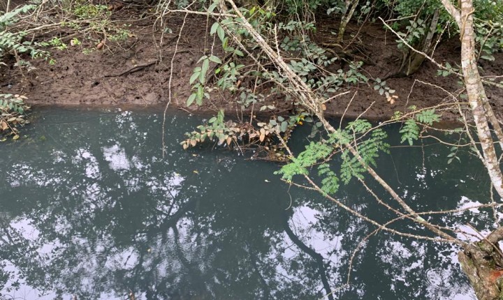 Limpeza de canal expõe vazamento contínuo