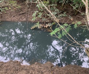 Limpeza de canal expõe vazamento contínuo