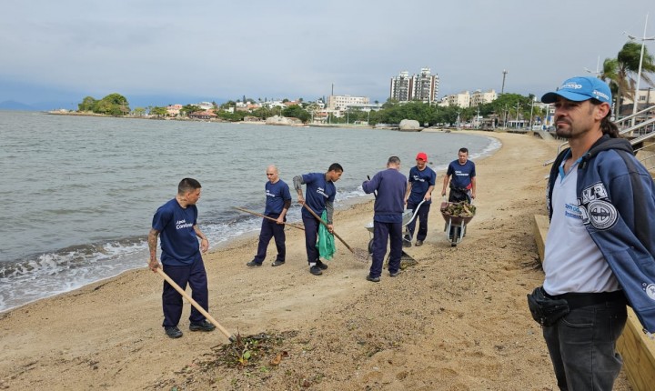 Reeducandos do sistema prisional participam de limpeza pública em Florianópolis