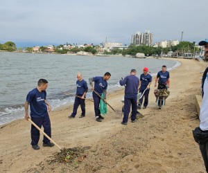 Reeducandos do sistema prisional participam de limpeza pública em Florianópolis