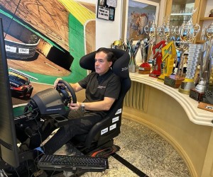 Piloto de SC treina nos principais autódromos mundiais em simulador