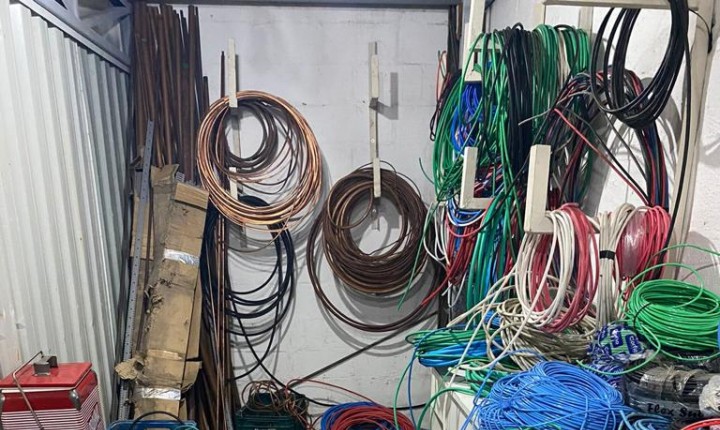 Toneladas de fios de cobre são apreendidas no Norte da Ilha e receptador é preso