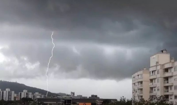 Ventos atingiram quase 80 km/h durante tempestades desta quinta-feira