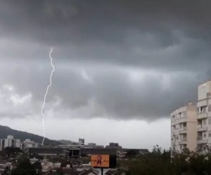 Ventos atingiram quase 80 km/h durante tempestades desta quinta-feira