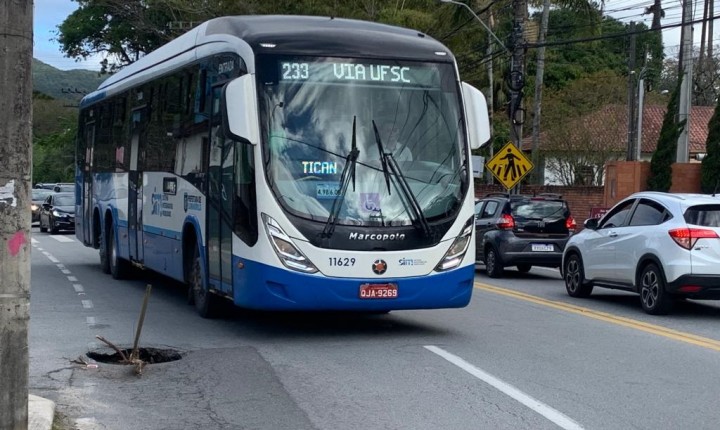 Atualização: Cratera coloca em risco motoristas e pedestres em Florianópolis