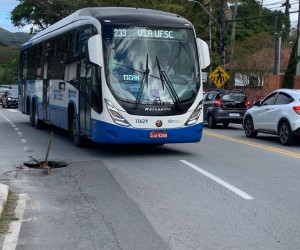 Atualização: Cratera coloca em risco motoristas e pedestres em Florianópolis