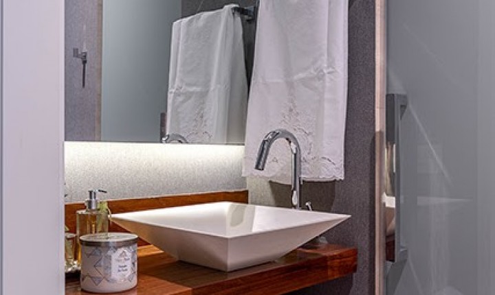 Se inspire na elegância das bancadas em madeira nos lavabos