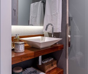 Se inspire na elegância das bancadas em madeira nos lavabos