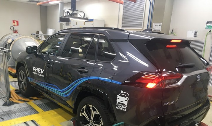 Toyota revela testes promissores de híbrido flex plug-in