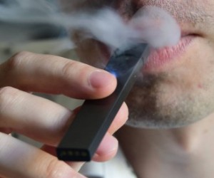 Cigarro eletrônico é usado por 'estar na moda' ou 'por curiosidade', afirma pesquisa