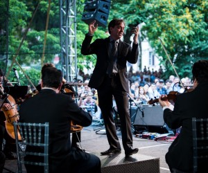 Sob a batuta de Jeferson Della Rocca: o maestro das multidões