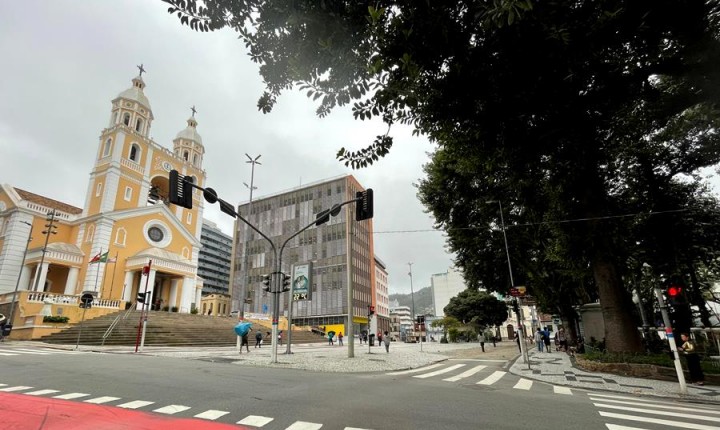 Rua da Praça XV é reaberta apenas para pedestres e transporte coletivo