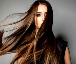 Aplique capilar pode causar ou aumentar queda dos fios, diz especialista