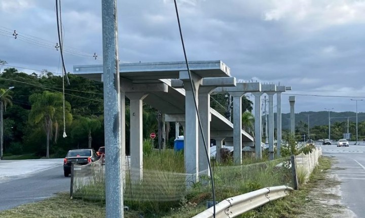 SC-401 tem faixa interditada para obras da Passarela de Ratones
