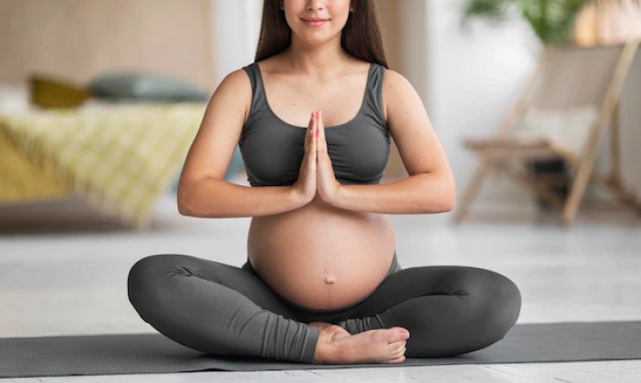 Yoga e gravidez: Como a prática pode ajudar no pré e pós-parto?
