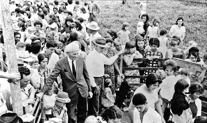 Família resgata suas origens e distribui brinquedos e doces 