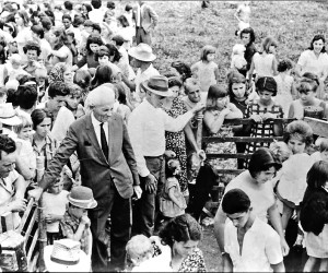 Família resgata suas origens e distribui brinquedos e doces