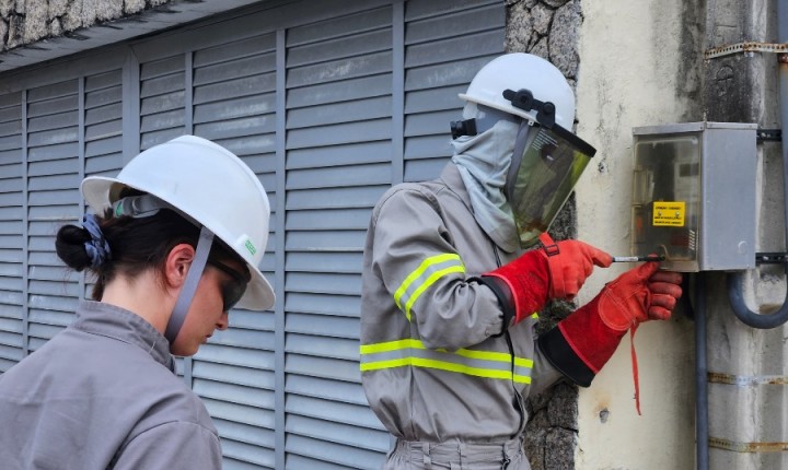 Celesc instala 100 medidores inteligentes no 1º dia de operação na Capital