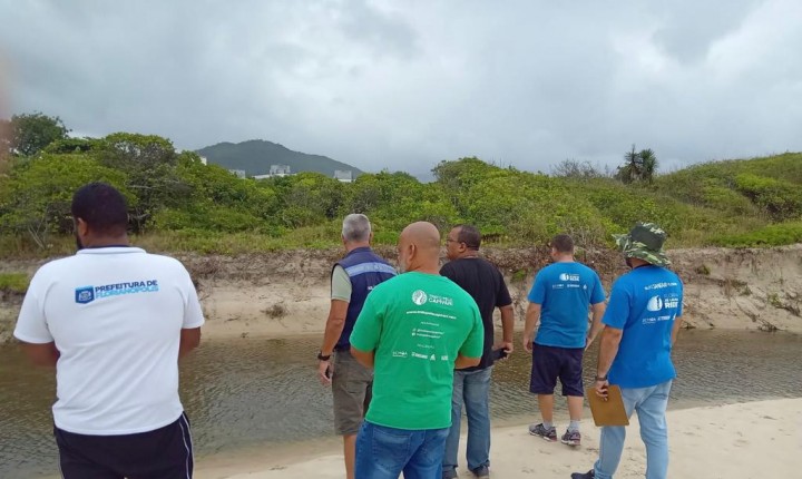 Prefeitura dá prazo a moradores e lacra tubulação durante ações 