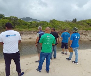 Prefeitura dá prazo a moradores e lacra tubulação durante ações 