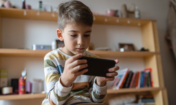 Como o excesso de telas pode prejudicar a saúde bucal das crianças