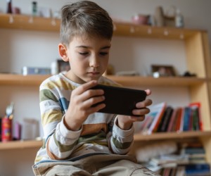Como o excesso de telas pode prejudicar a saúde bucal das crianças