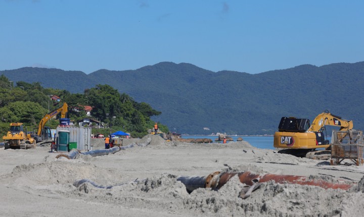 Obras do maior alargamento de praia de Florianópolis continuam