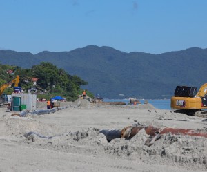 Obras do maior alargamento de praia de Florianópolis continuam