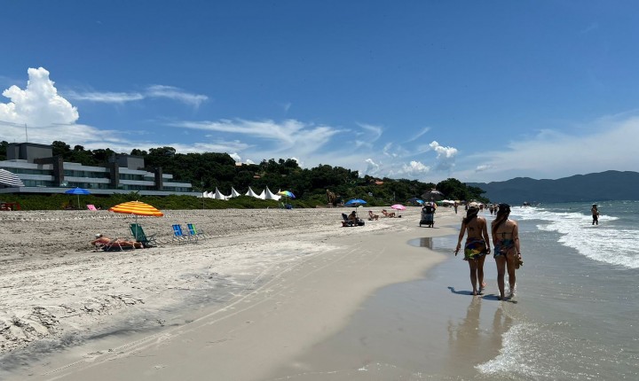 Banhistas já podem aproveitar primeiro trecho do engordamento da praia de Jurerê  