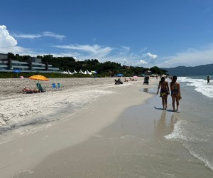 Banhistas já podem aproveitar primeiro trecho do engordamento da praia de Jurerê  