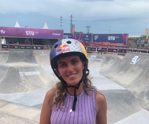 A manezinha Yndianara conquista 1o lugar no Abraão Skate Park