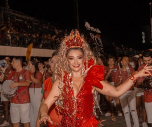 Protegidos inova no enredo e tem Rainha da Bateria pós graduada