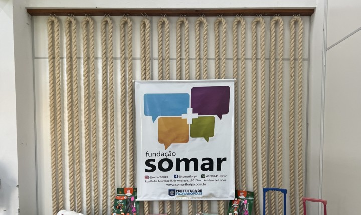 Fundação Somar entrega mais de mil kits escolares para estudantes em situação de vulnerabilidade