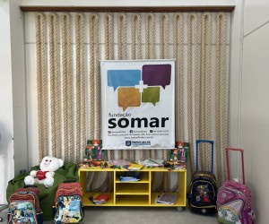 Fundação Somar entrega mais de mil kits escolares para estudantes em situação de vulnerabilidade